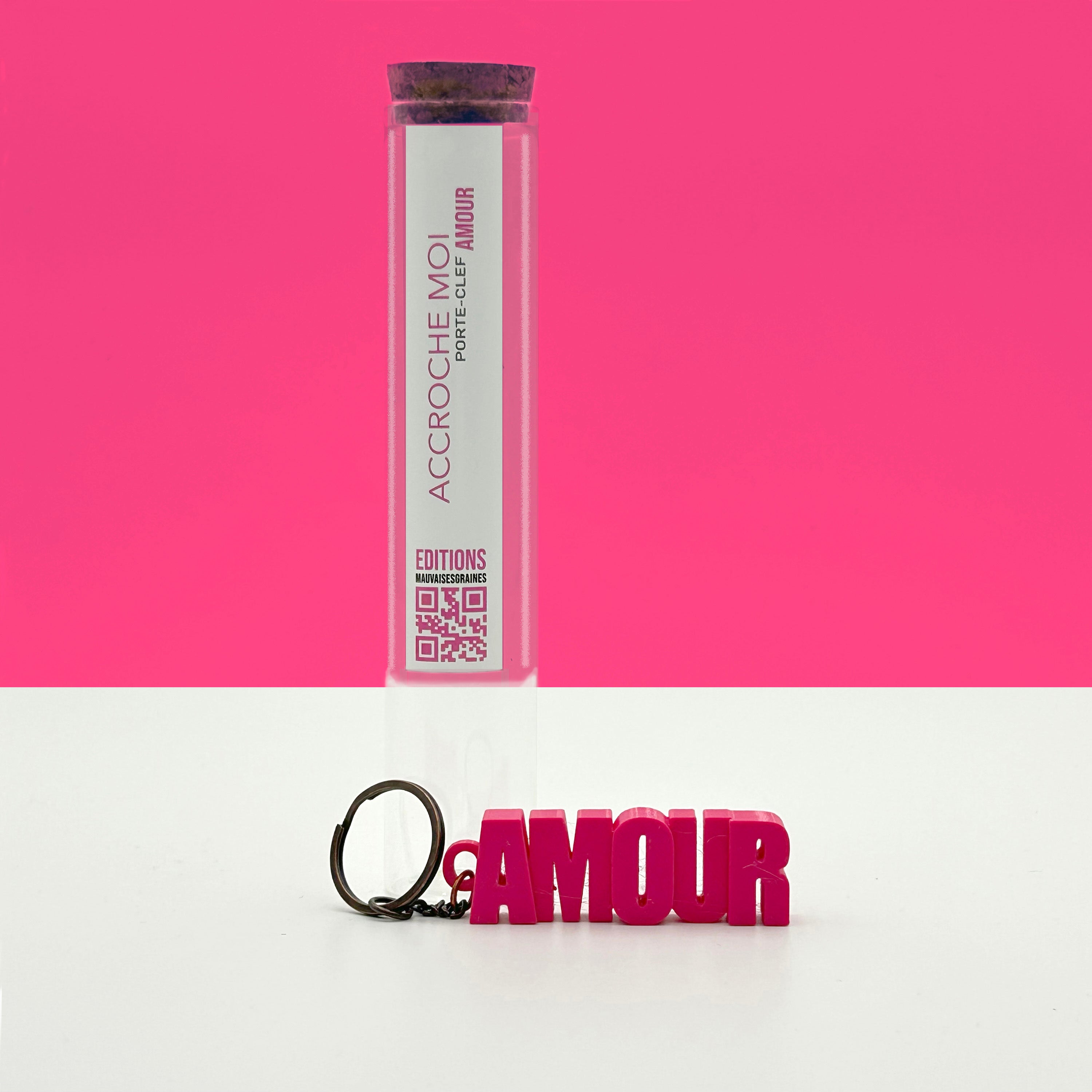 Porte-clés à message « Amour», imprimé en 3D, présenté dans un tube à essai.