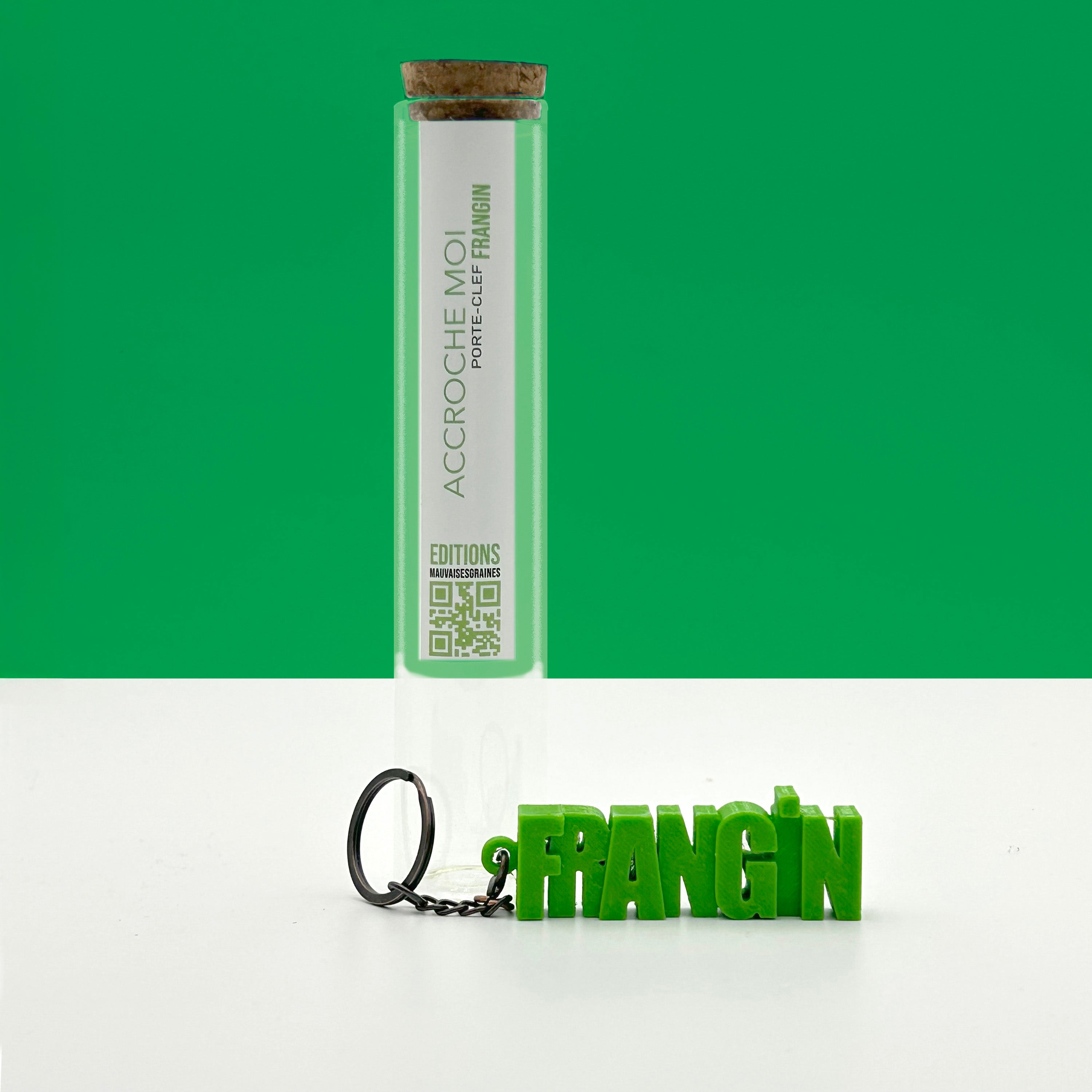 Porte-clés à message « Frangin », imprimé en 3D, présenté dans un tube à essai.