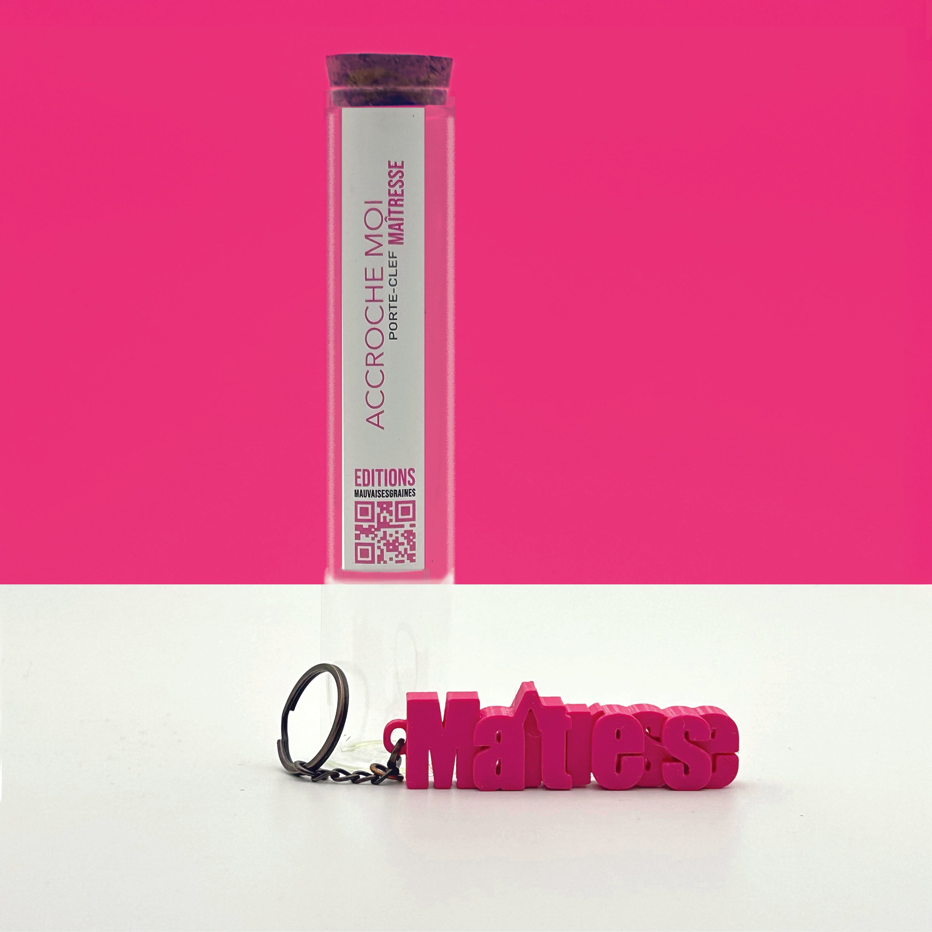Porte-clés à message « Maîtresse », imprimé en 3D, présenté dans un tube à essai.