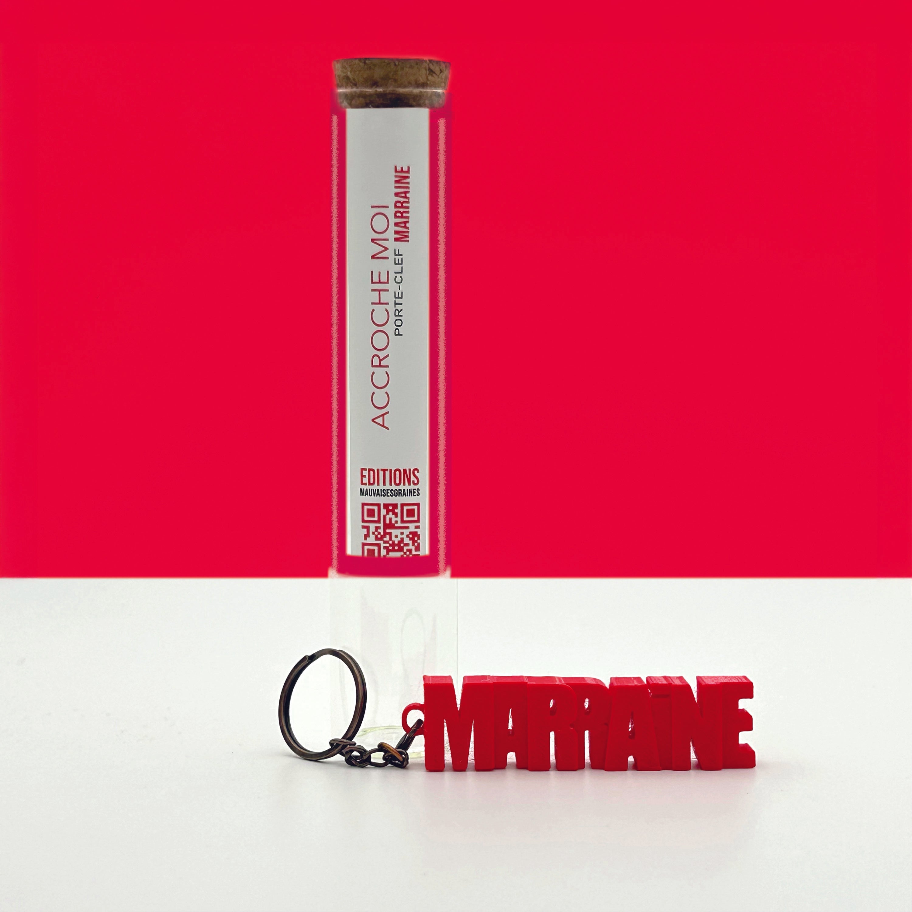 Porte-clés à message «Marraine », imprimé en 3D, présenté dans un tube à essai.