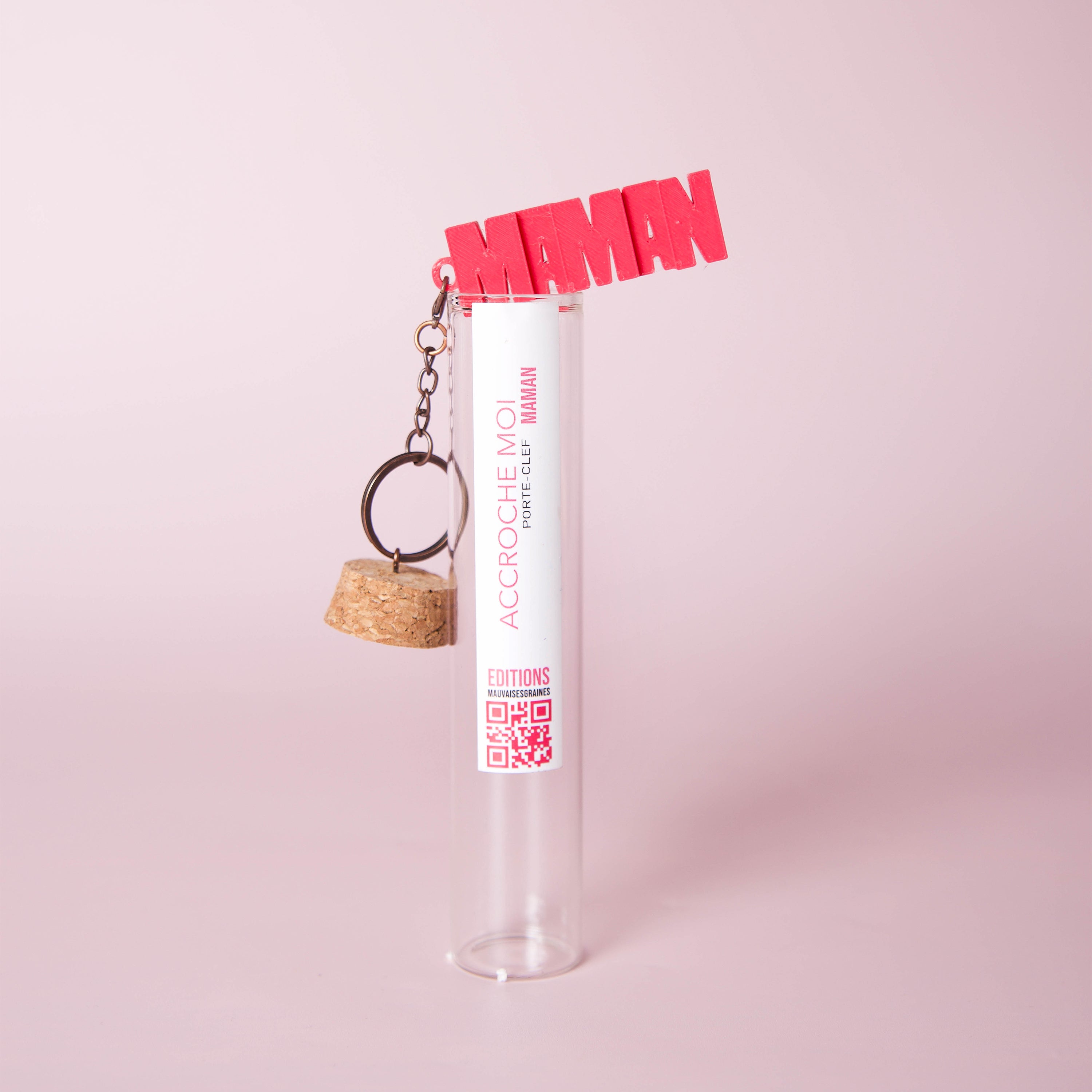 Porte-clés original en tube à essai avec message « Maman», création Mauvaises Graines. Idée cadeau fun, fabriquée en France, à offrir pour toutes les occasions.