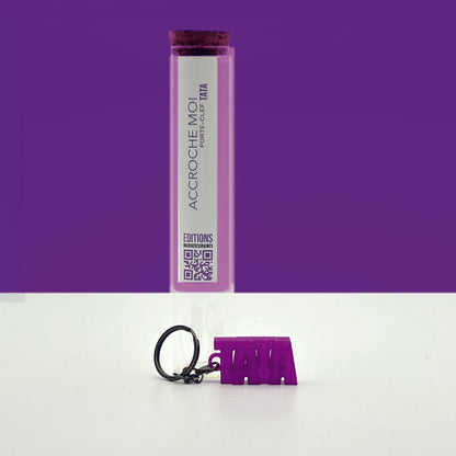 Porte-clés à message « Tata», imprimé en 3D, présenté dans un tube à essai.