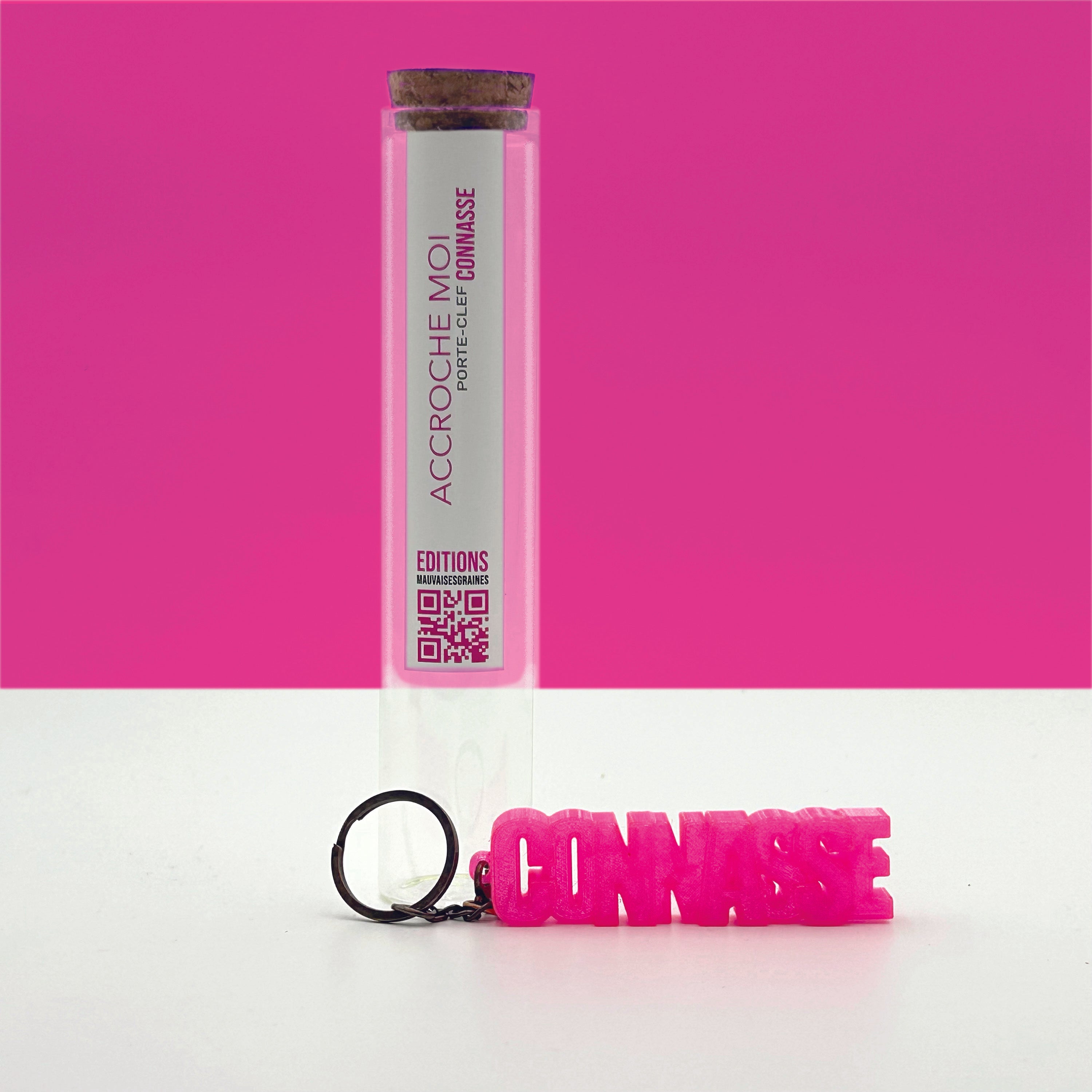 Porte-clés à message « Connasse », imprimé en 3D, présenté dans un tube à essai.