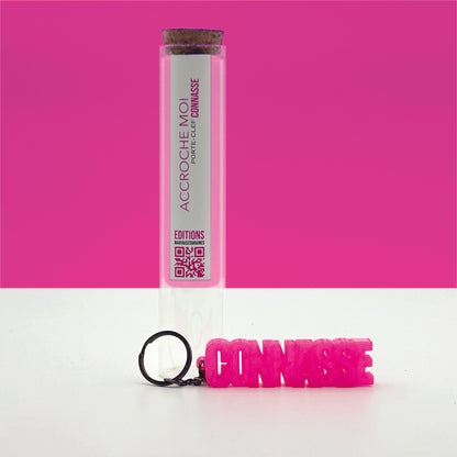 Porte-clés à message « Connasse », imprimé en 3D, présenté dans un tube à essai.