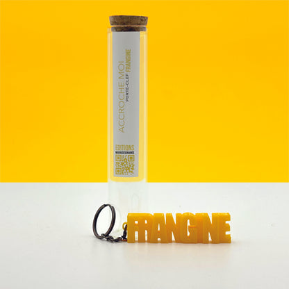 Porte-clés à message « Frangine », imprimé en 3D, présenté dans un tube à essai.