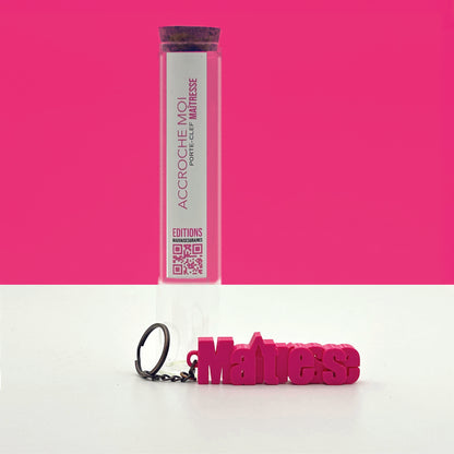 Porte-clés à message « Maîtresse », imprimé en 3D, présenté dans un tube à essai.