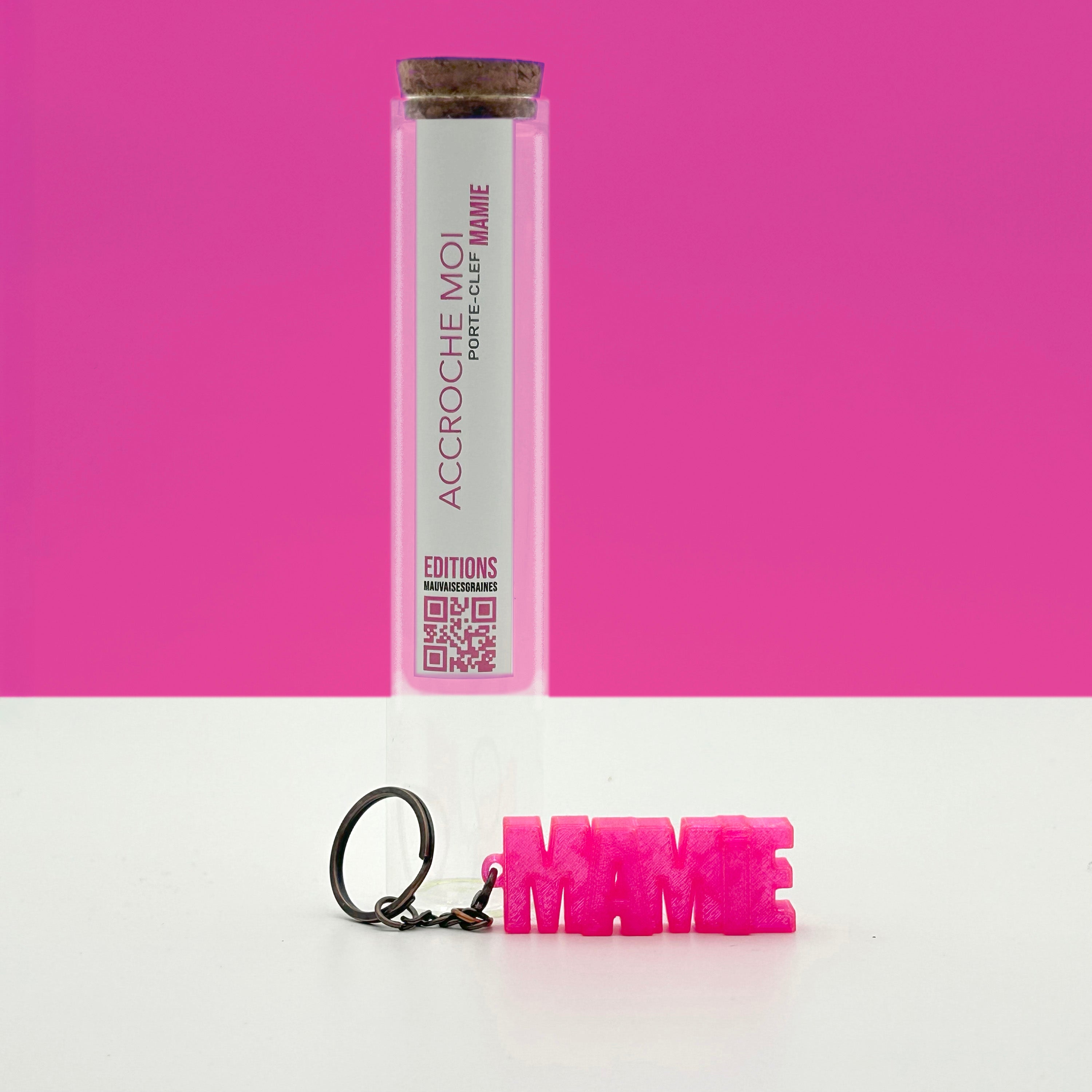 Porte-clés à message « Mamie », imprimé en 3D, présenté dans un tube à essai.