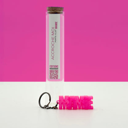 Porte-clés à message « Mamie », imprimé en 3D, présenté dans un tube à essai.