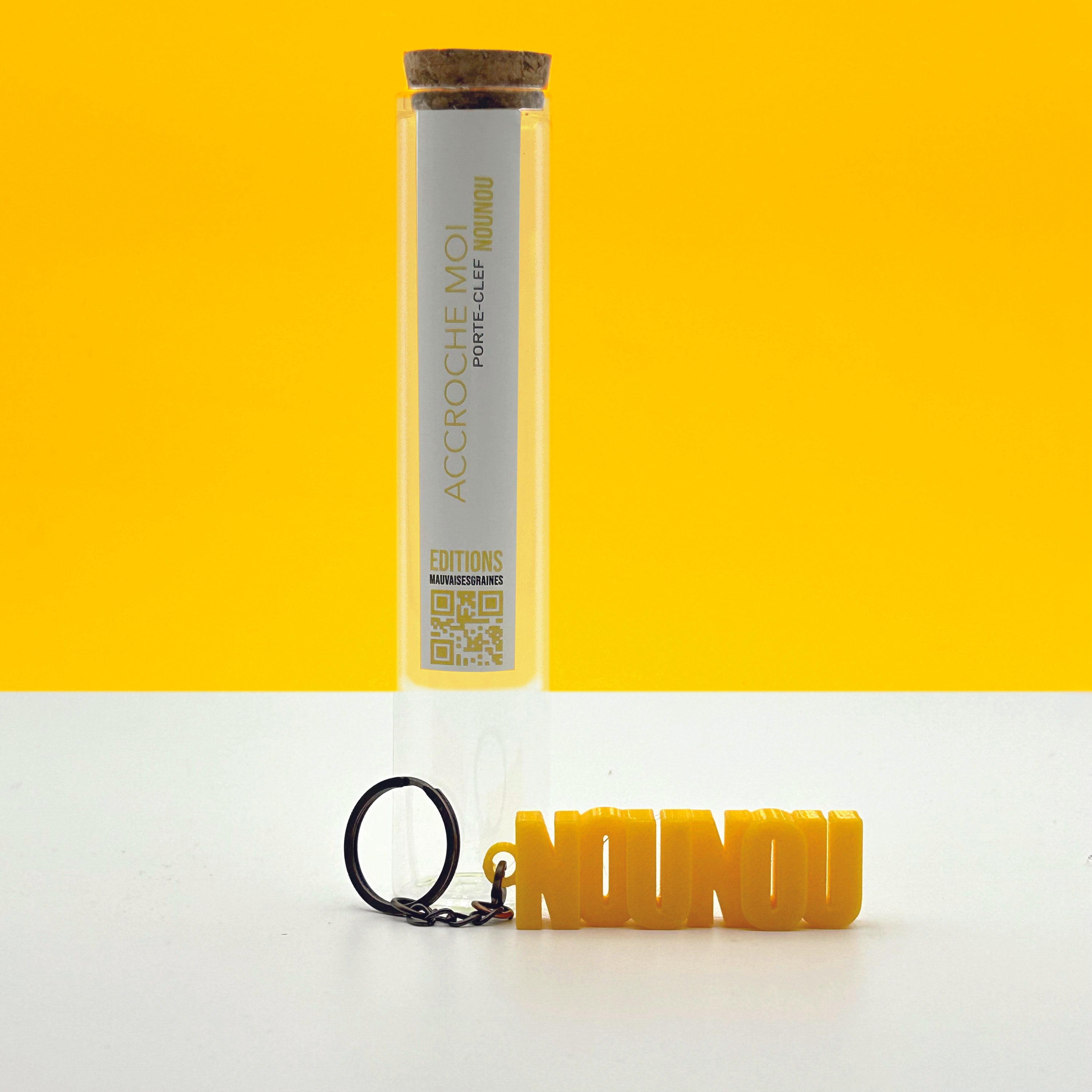 Porte-clés à message «Nounou », imprimé en 3D, présenté dans un tube à essai.