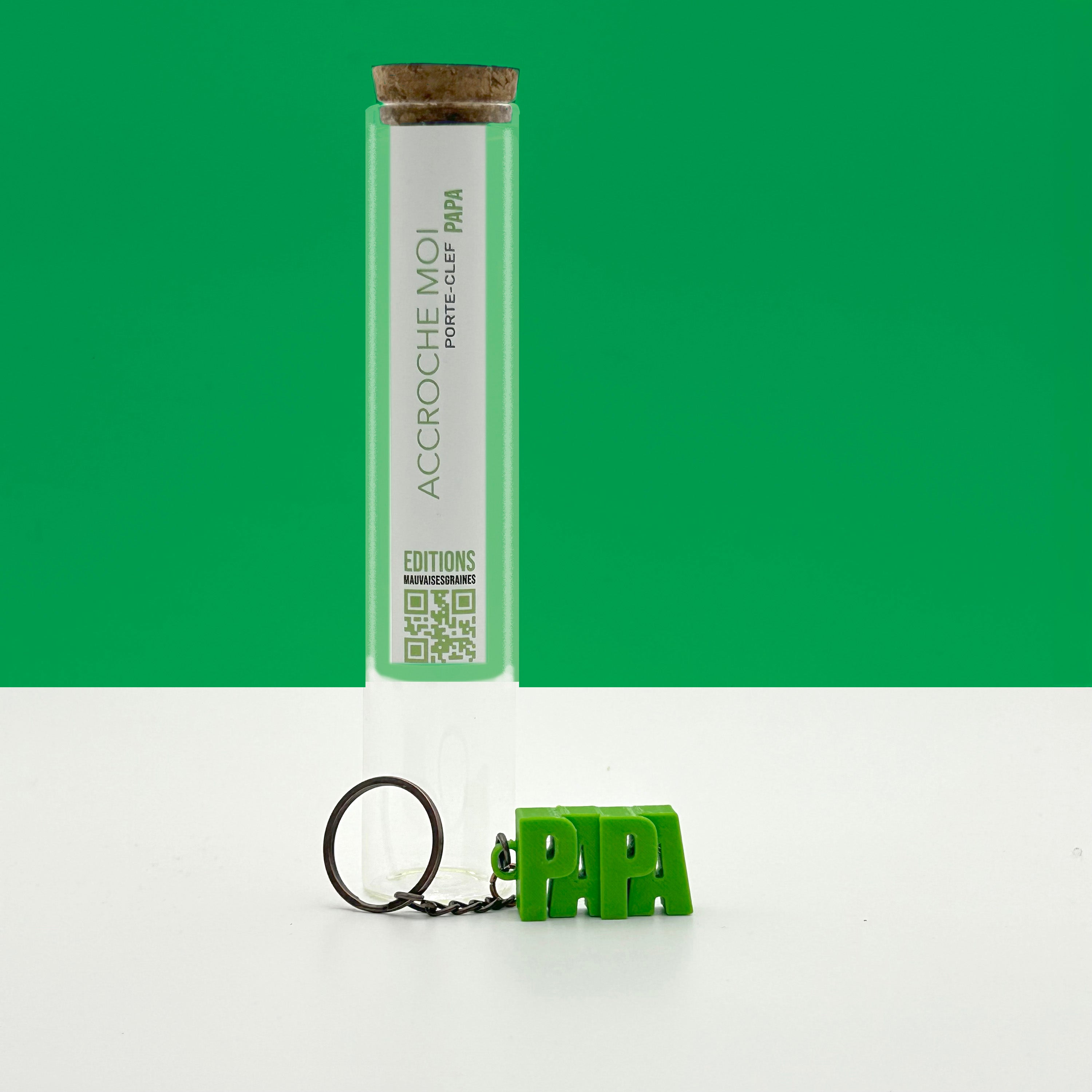 Porte-clés à message « PAPA», imprimé en 3D, présenté dans un tube à essai.