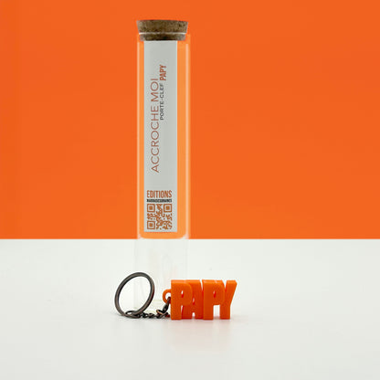 Porte-clés à message « Papy », imprimé en 3D, présenté dans un tube à essai.