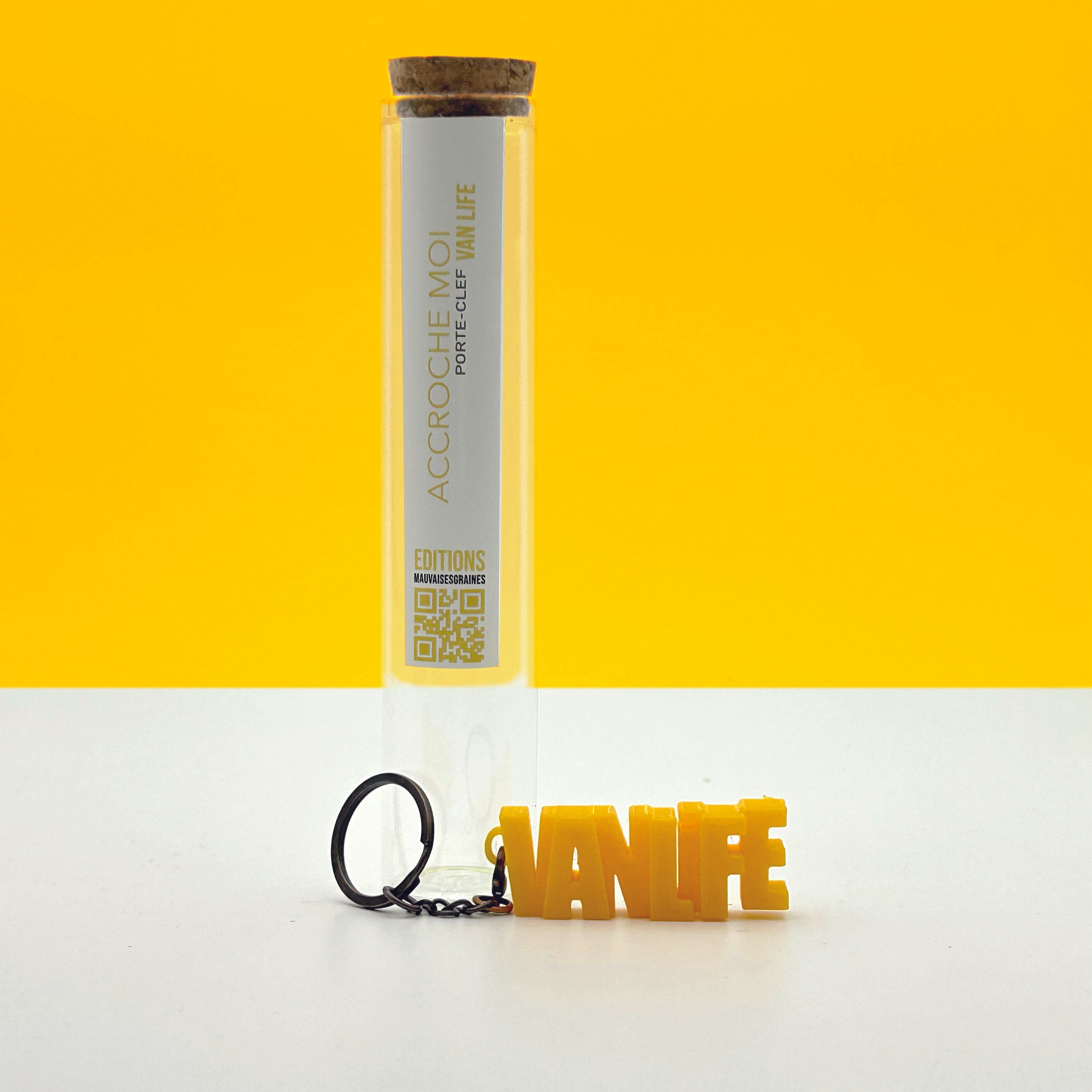 Porte-clés à message « Vanlife », imprimé en 3D, présenté dans un tube à essai.