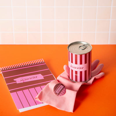 Pack amour Mauvaises Graines composé d’un kit à semer en boîte de conserve, d’un badge et d’un carnet