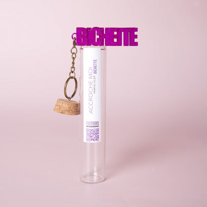 Porte-clés original en tube à essai avec message « Bichette », création Mauvaises Graines. Idée cadeau fun, fabriquée en France, à offrir pour toutes les occasions.