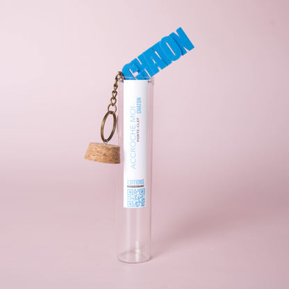 Porte-clés original en tube à essai avec message « chaton», création Mauvaises Graines. Idée cadeau fun, fabriquée en France, à offrir pour toutes les occasions.
