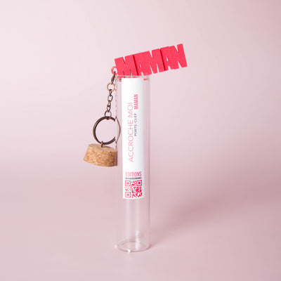 Porte-clés original en tube à essai avec message « Maman», création Mauvaises Graines. Idée cadeau fun, fabriquée en France, à offrir pour toutes les occasions.