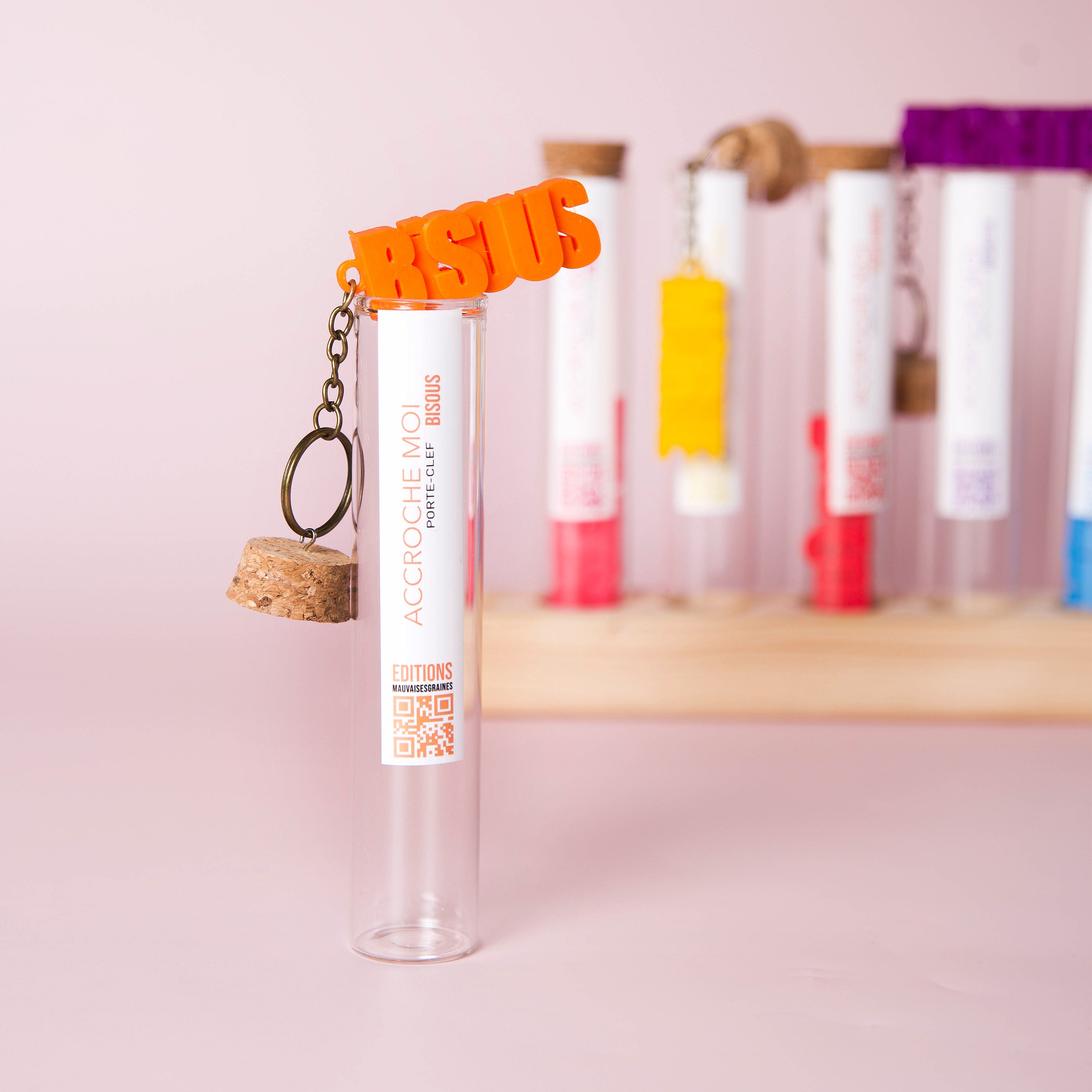 Porte-clés original en tube à essai avec message « Bisou », création Mauvaises Graines. Idée cadeau fun, fabriquée en France, à offrir pour toutes les occasions.
